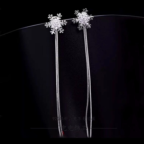 “Winter Wonderland” Snowflake Diamond Drop Earring - Picture 5 of 9